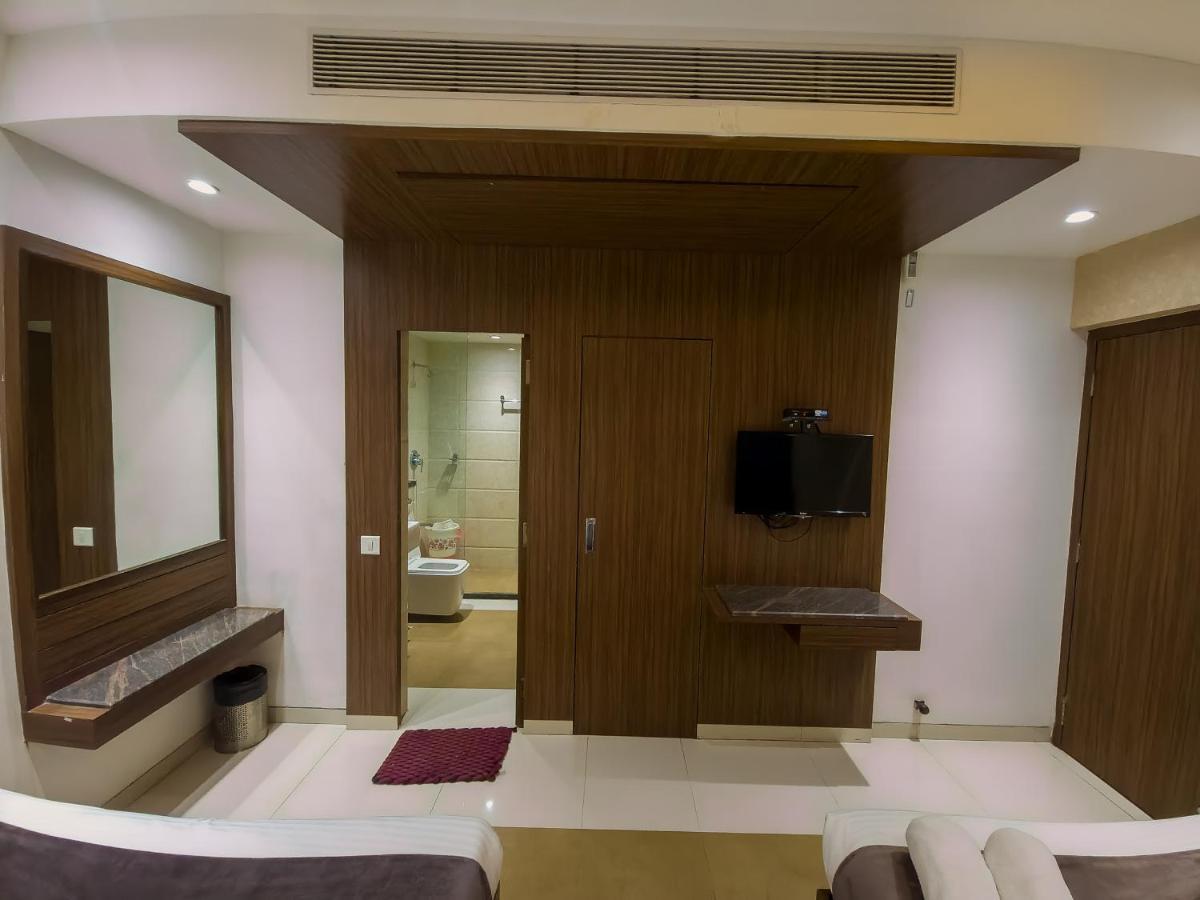 Hotel City Heart Shirdi Esterno foto