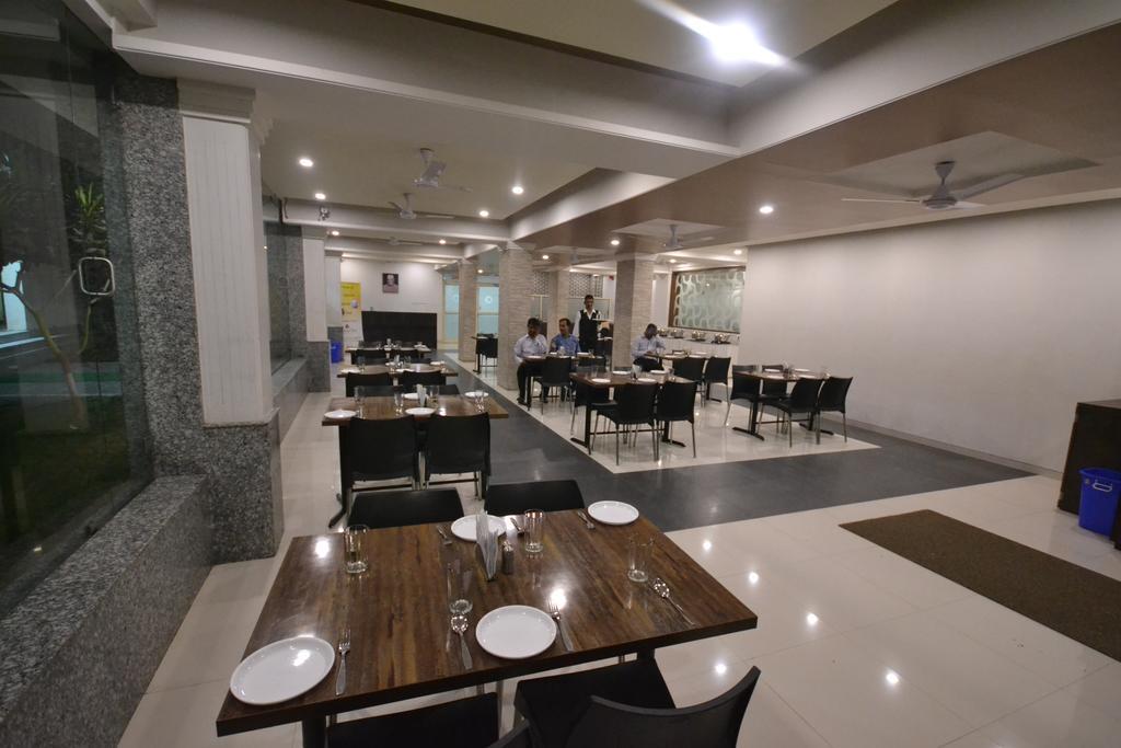 Hotel City Heart Shirdi Esterno foto