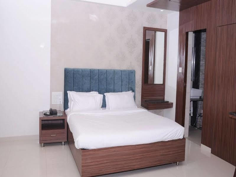 Hotel City Heart Shirdi Esterno foto